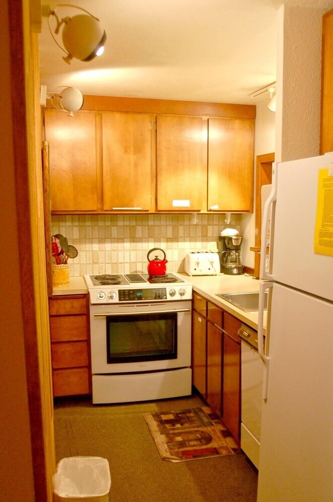 Snowater Condo #84 - Large Condo With Private Sauna and Soaker tub