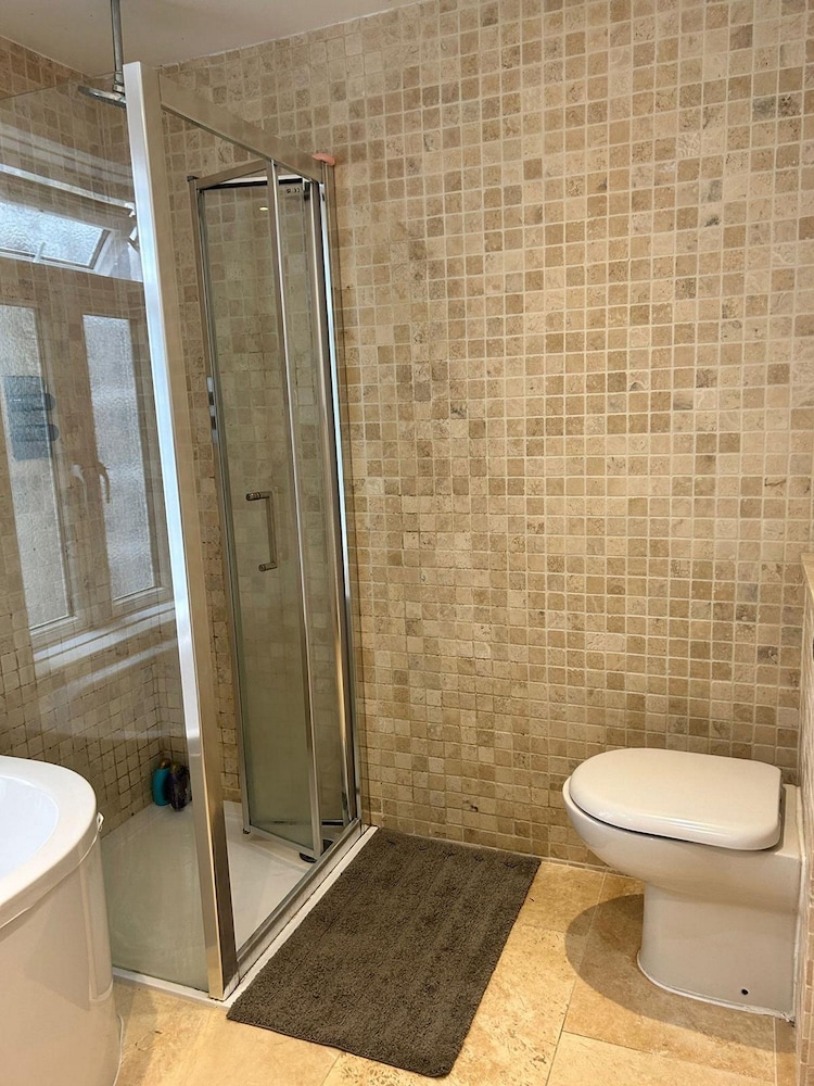 Modern, Spacious 1 Bedroom Garden Flat Sw18