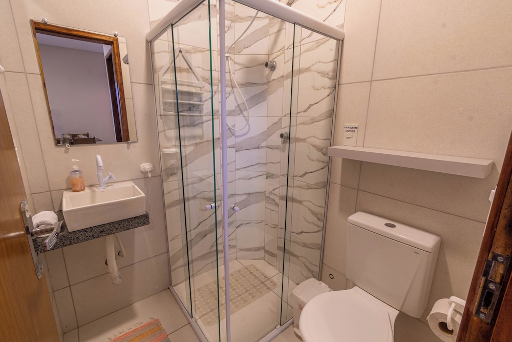 FLATS MAR'BELLA COM VARANDA, 100M PRAIA, PETFRIENDLY E ESTACIONAMENTO