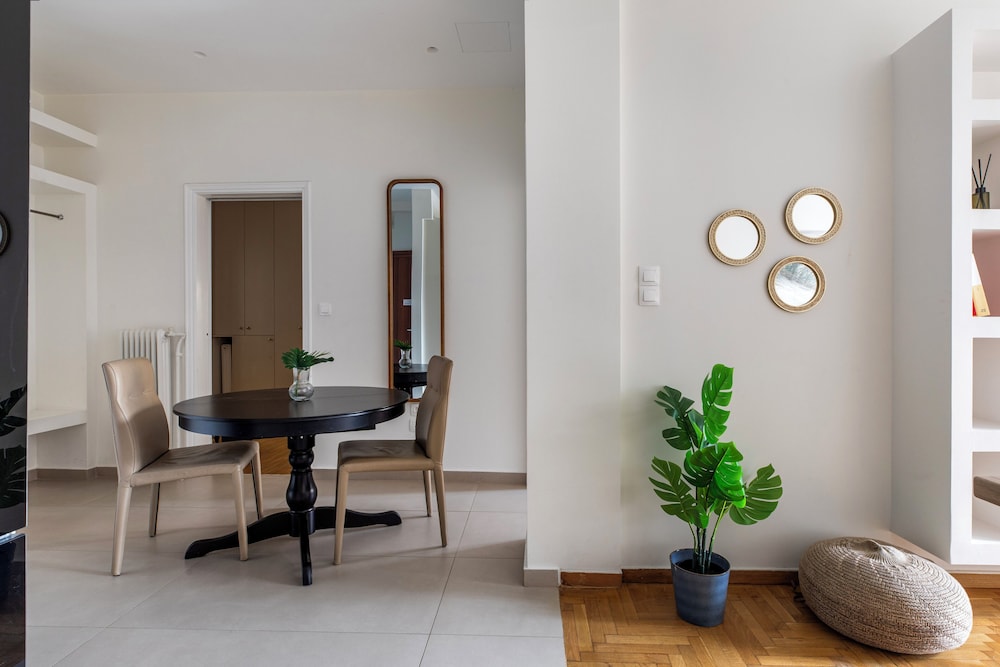 Attica - Captivating 2-Bedroom Apt & Balcony in Athens