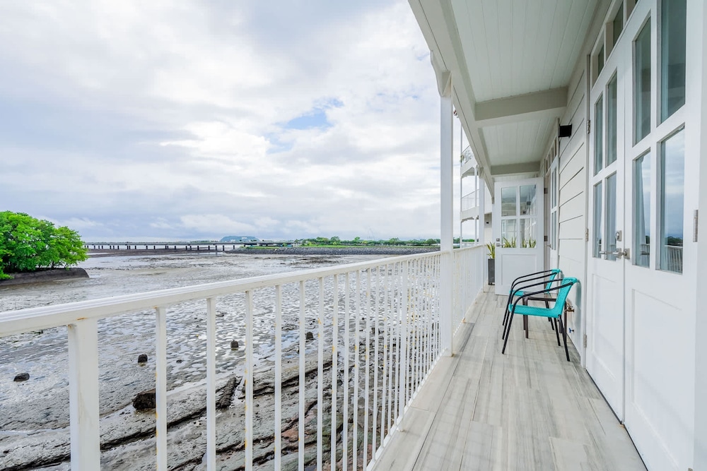 w Warm 1BR With Balcony in Panama