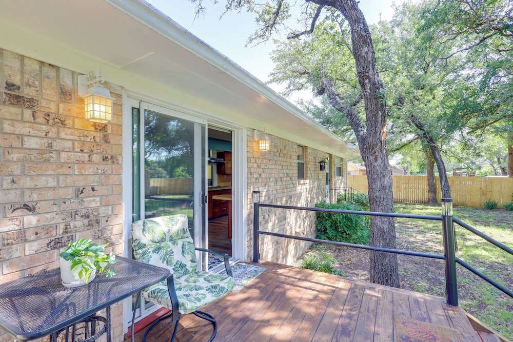 1 Mi to Lake Whitney: Morgan Home w/ Deck!
