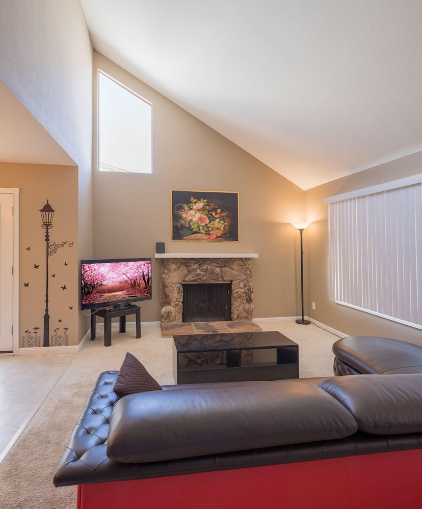 Newark Vacations - Sunny and Elegant Villa - Property Image 1