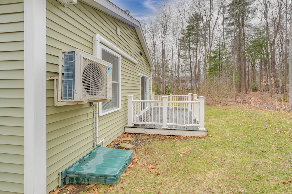 Near Portland trails: Walkable Apartment w/ Deck