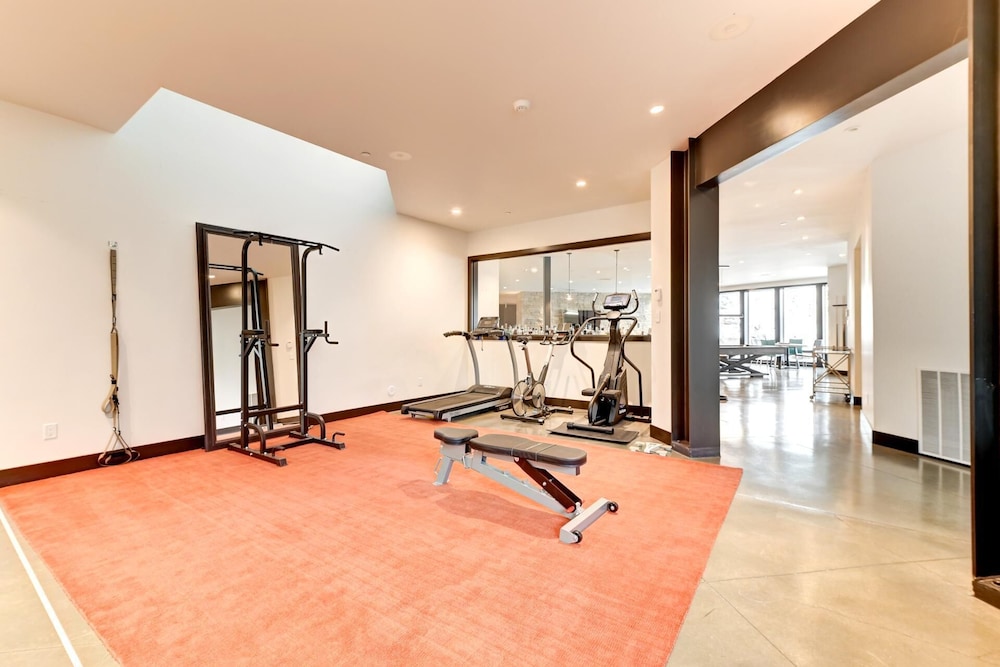 KBM Resorts Walk to Slopes, Sports Court, Private Home Theater, Sleeps 17, Outdoor Hot Tub Pco-184m