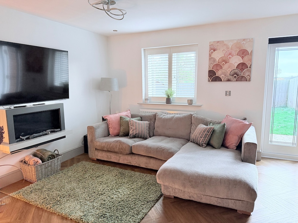 Luxury House - Sleeps up to 6 - Near Nec