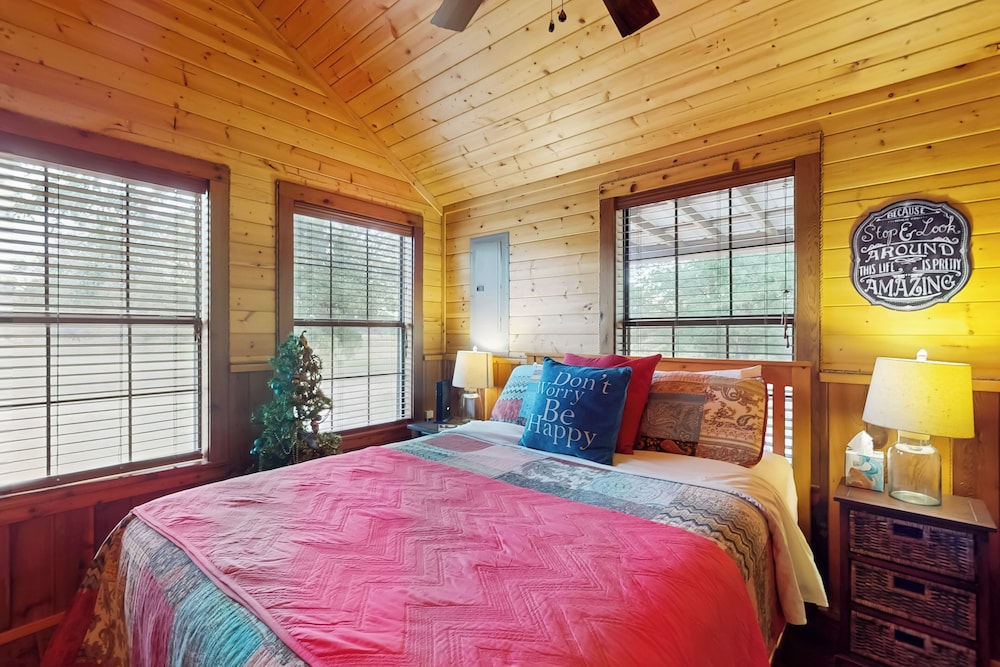 Water-view Cabin w/ Front Porch, W & D, Streaming