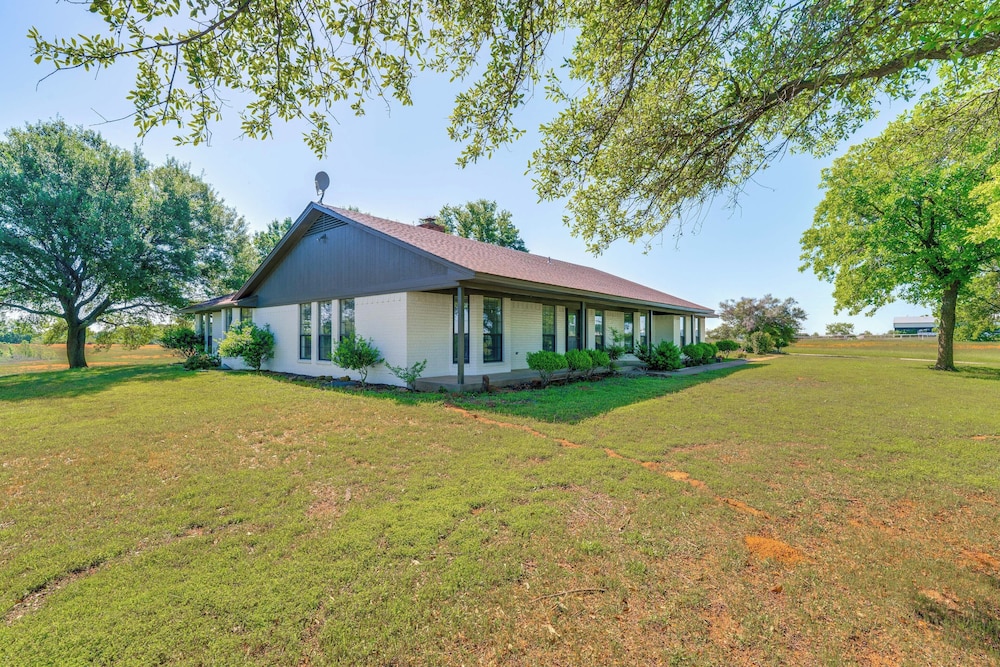 8 Mi to Lewisville Lake: Peaceful Countryside Home