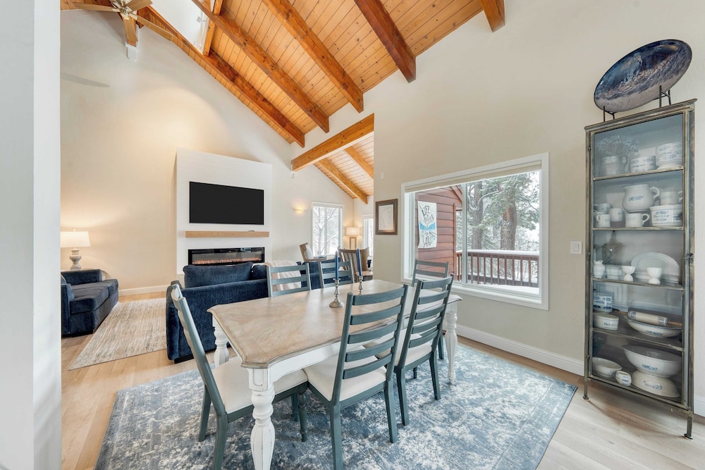 Views + Mins to Skiing, Lake, & Incline Village Incline Serenity by Avantstay