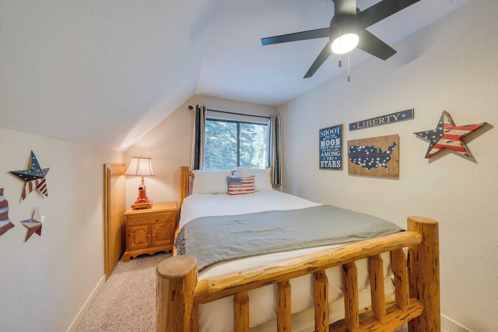 Mountain Cabin w/ Fireplace, Balcony & Easy Ski Access Bear Americana