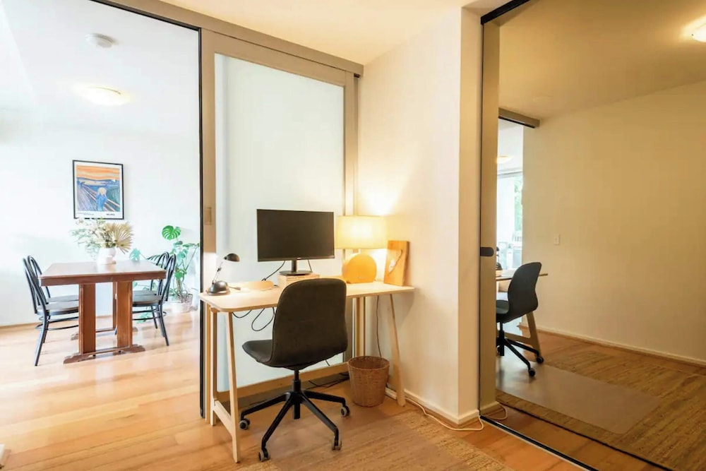 Charming 1BR in Fitzroy w/ Parking, Pool, + Gym!