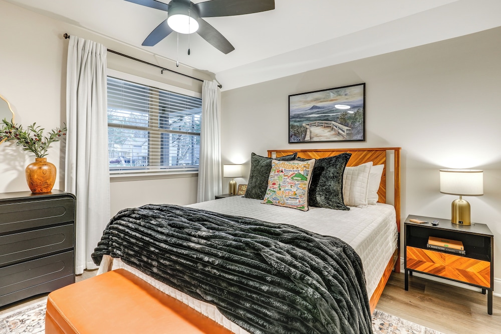 Ideal Location & Mountain Views: Chattanooga Home!