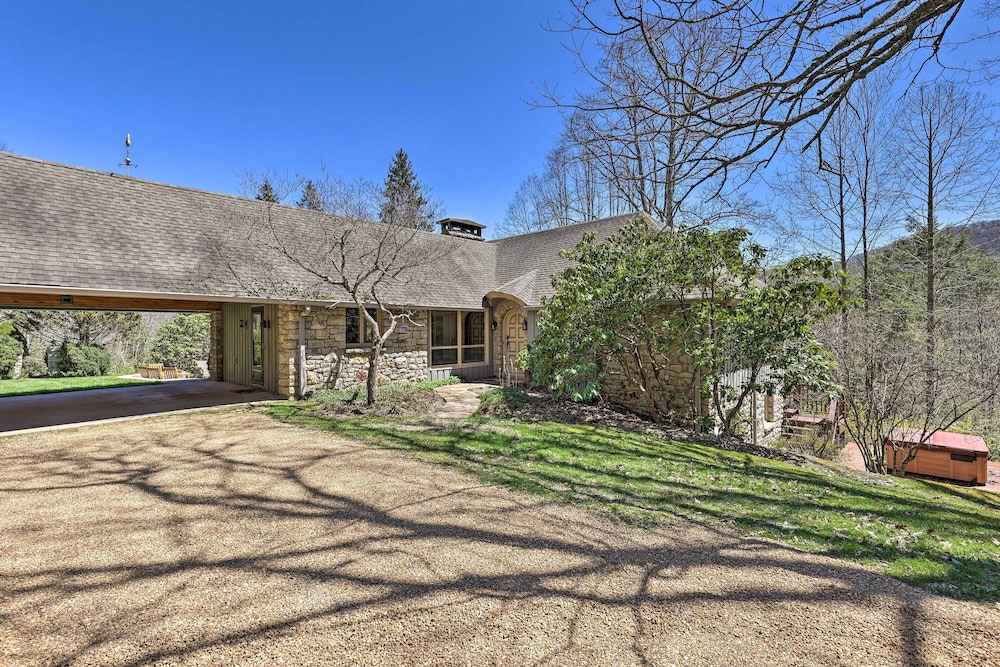 40-acre Ski Retreat w/ Hot Tub in Banner Elk! view 5
