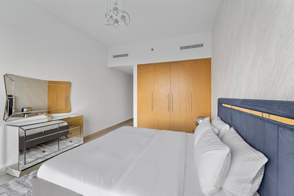 2BR 202 Bellevue Tower 1