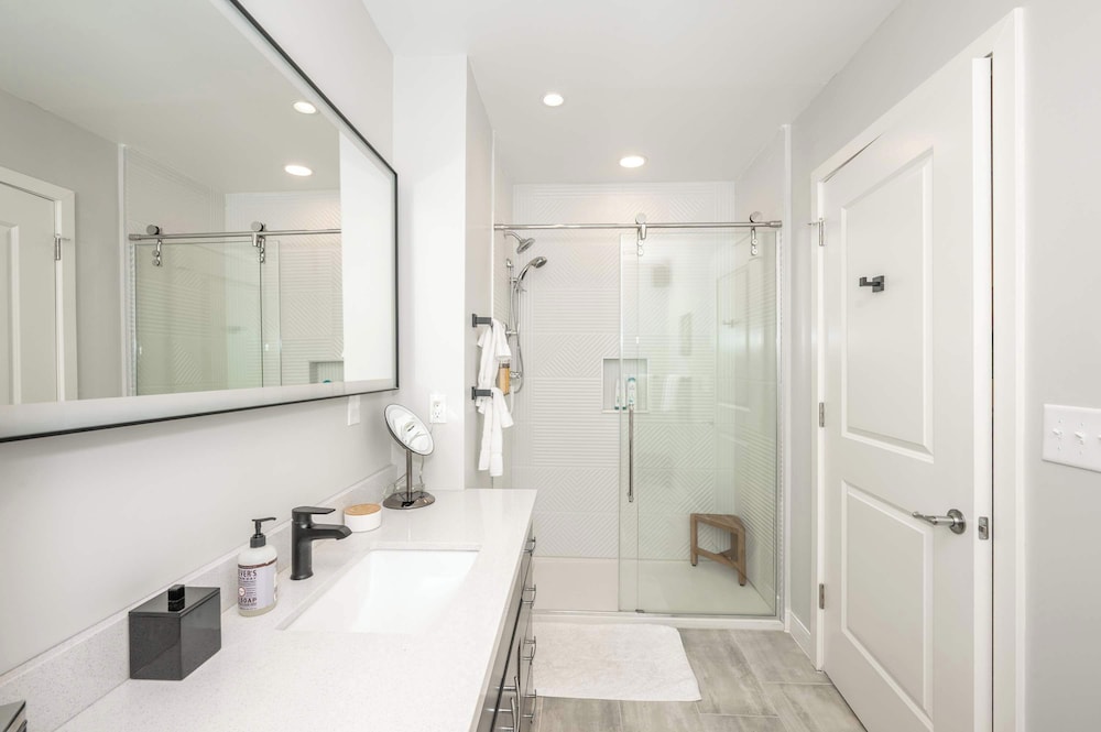 The 333 Suites 202 Stay for 6