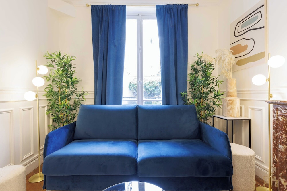 Chic and Refined Apartment