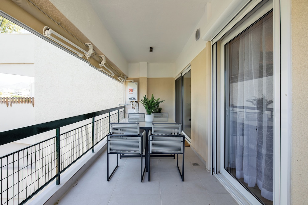 Bloom 2-Bedroom Apartment in Athens