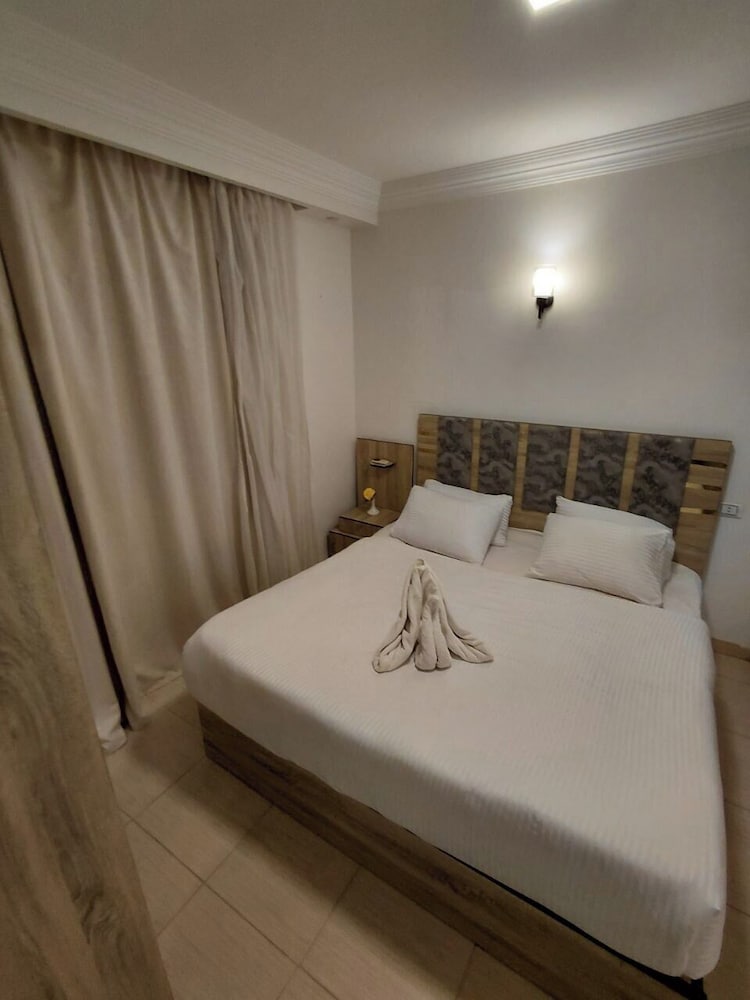 Pearl pyramids Inn