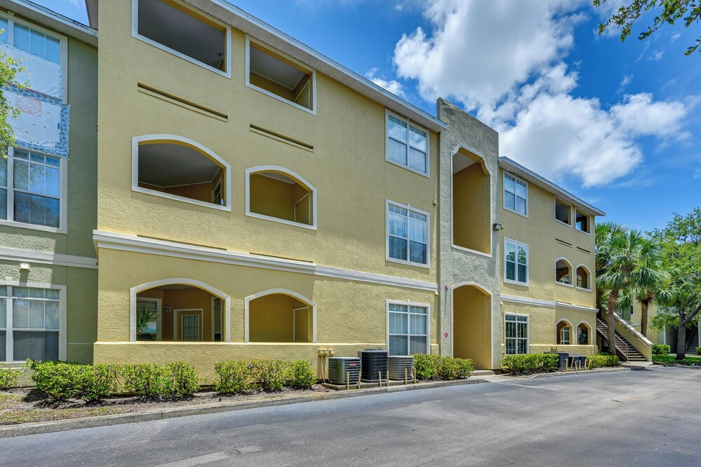 4 Mi to Clearwater Beach: Apt w/ Community Pool!
