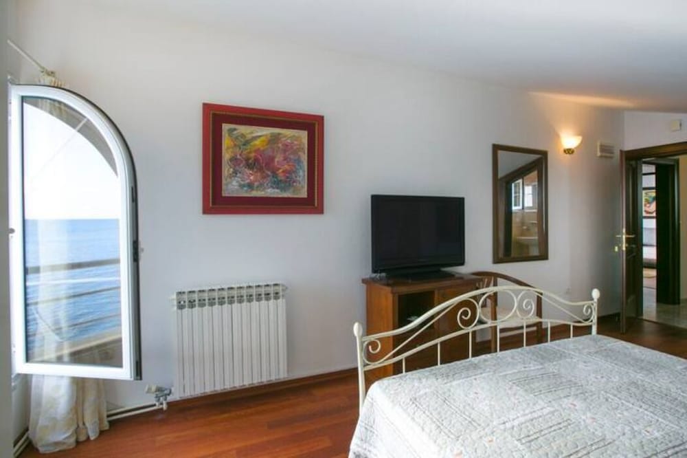 Exclusive Waterfront Residence
