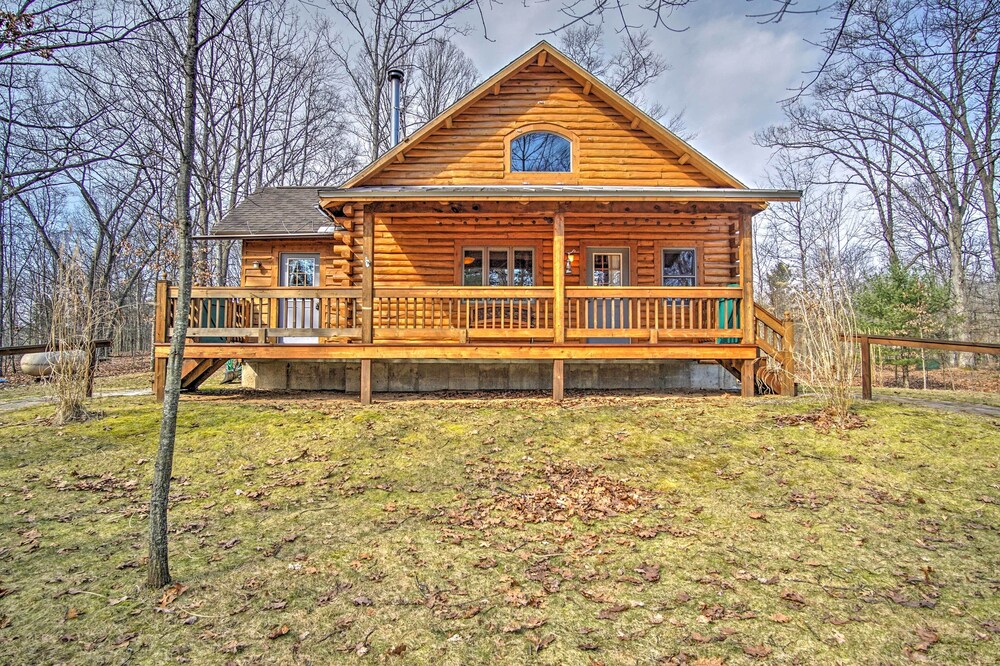 Remote Pentwater Cabin in the Woods: 5 Mi to Dtwn