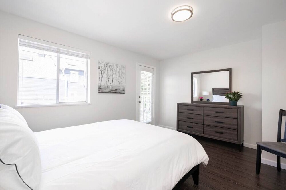 Newly Reno d 2 Bdrm Kitsilano - Centrally Located