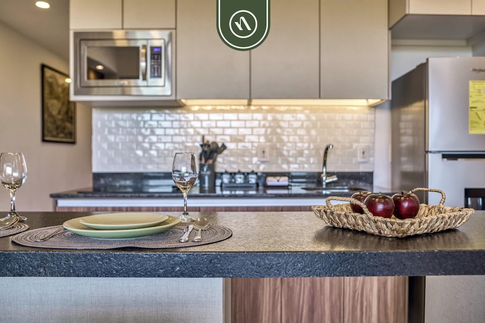 Brand New 1 BR Condo - Pool - Jacuzzi - Gym