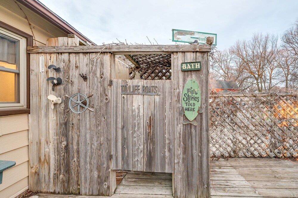 Clear Lake Vacation Rental: Walk to City Beach!