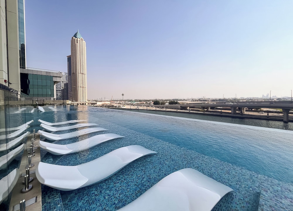 Elegant High Floor 2BR Urban Oasis