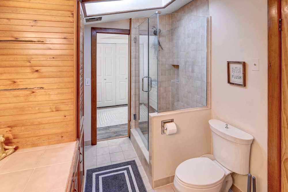 Beautiful Portsmouth Cottage By the Sea w/ Jacuzzi