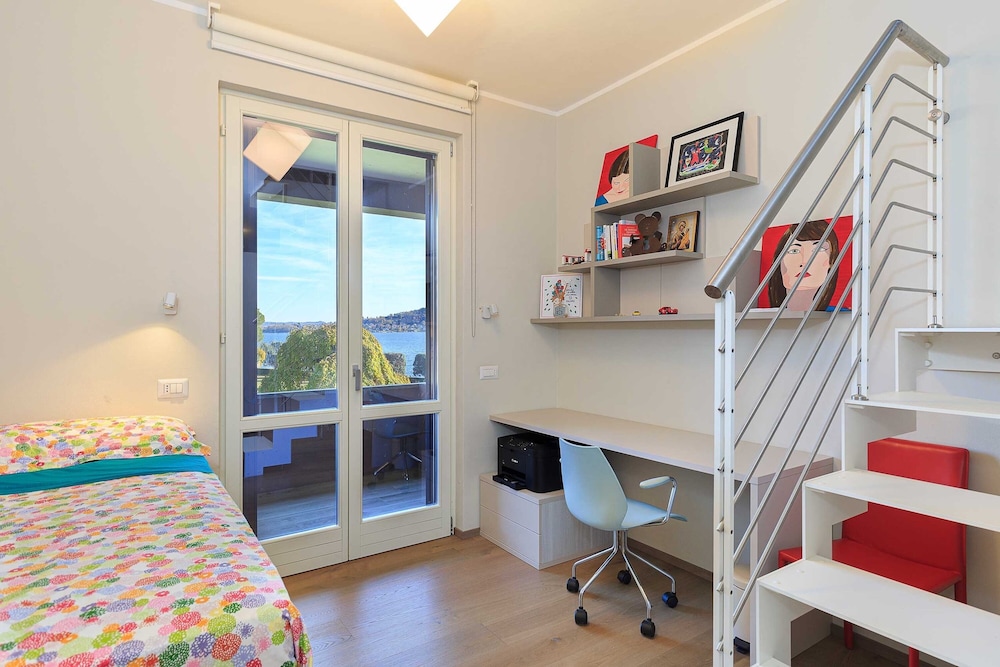 Lakefront Holiday Home