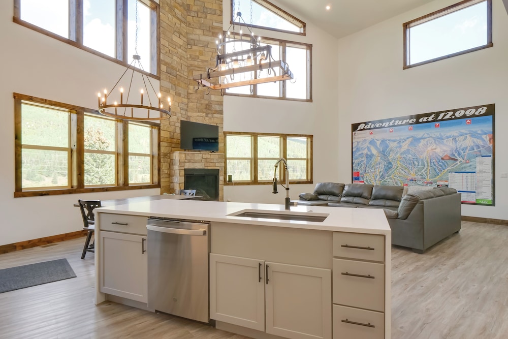 Hot Tub, Pool Table & Fireplaces: Blue River Gem