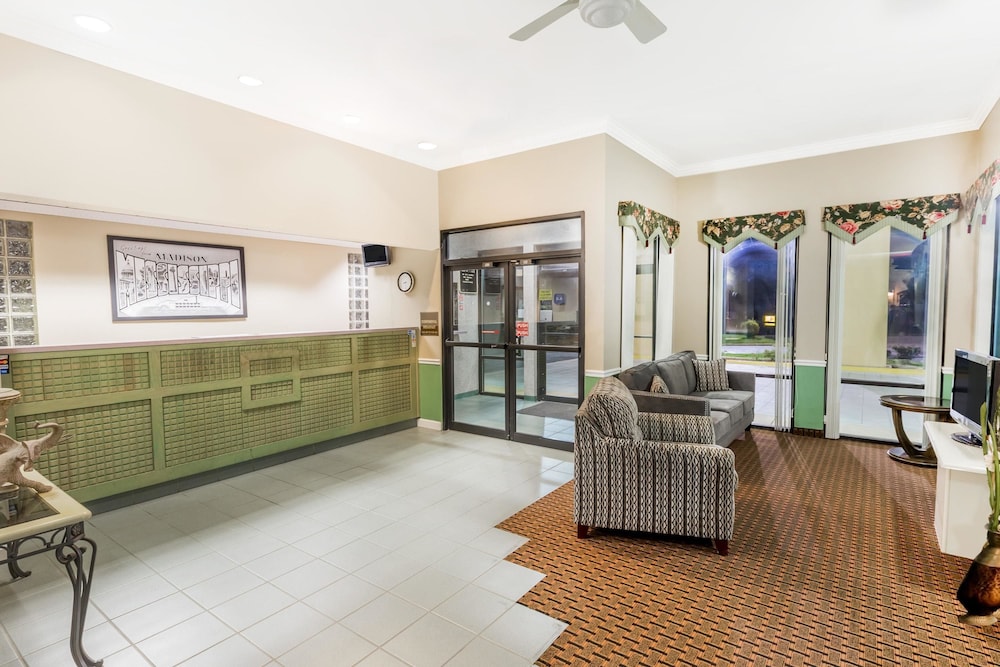 Super 8 by Wyndham Madison/Ridgeland Area view 3