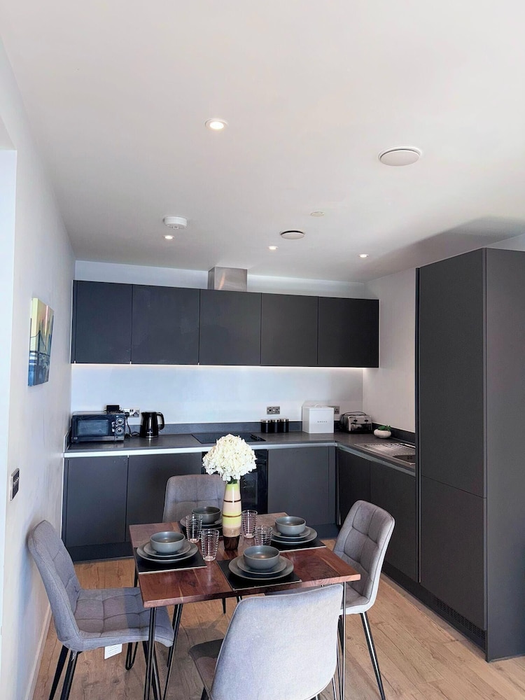 City Centre - 2-bed High Rise Apartment - Sleeps 4