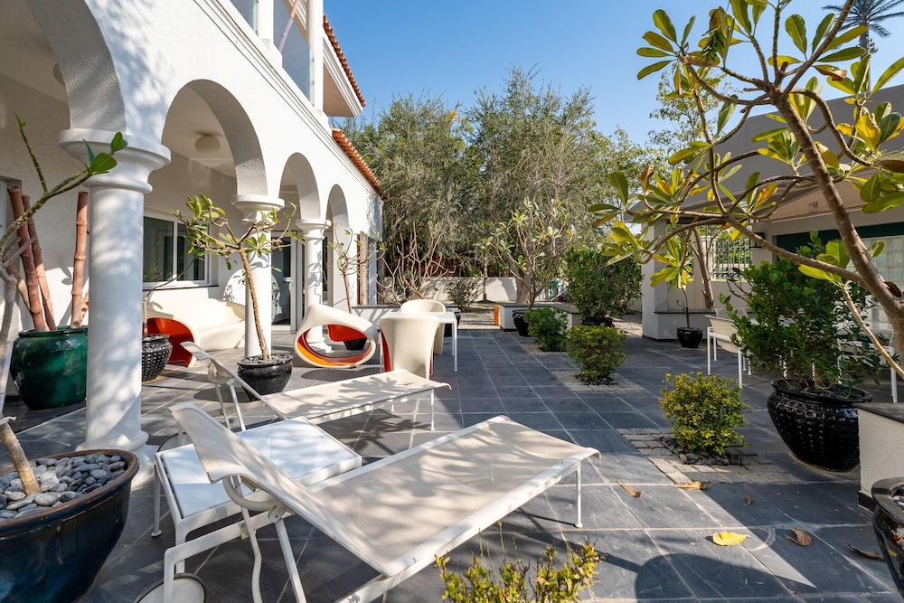 Artsy 4BR DIP Villa w Community Pool Gym