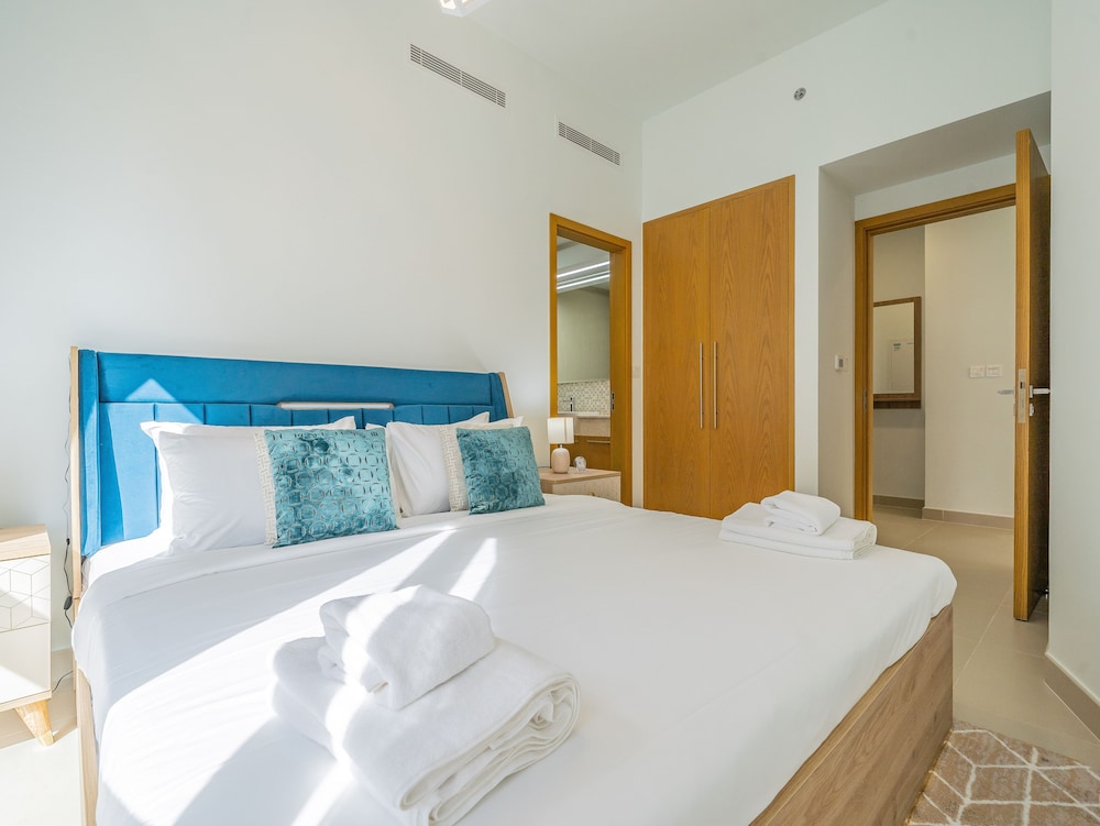 Glamorous Apartment Facing Burj Khalifa
