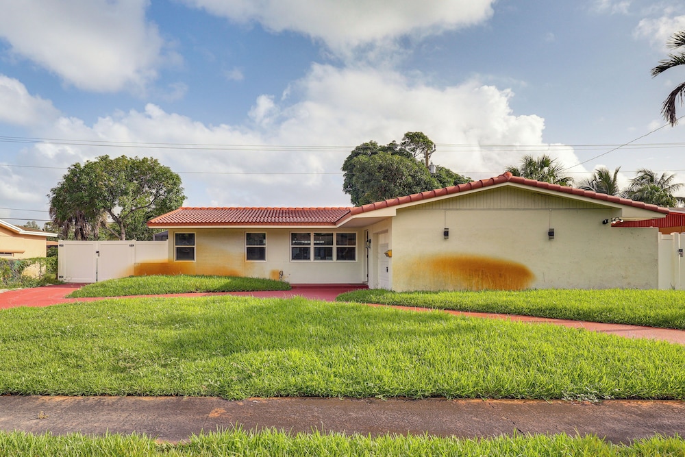 Backyard Oasis: Fort Lauderdale Home Near Beach