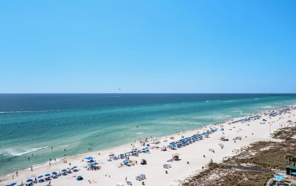 Coastal Hideaway: Cozy Beachfront Studio Sleeps 4 With Stunning Views!