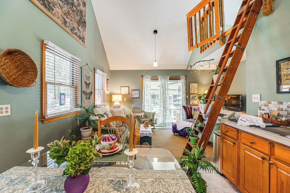 Unique & Artistic Retreat Near Rehoboth Beach!