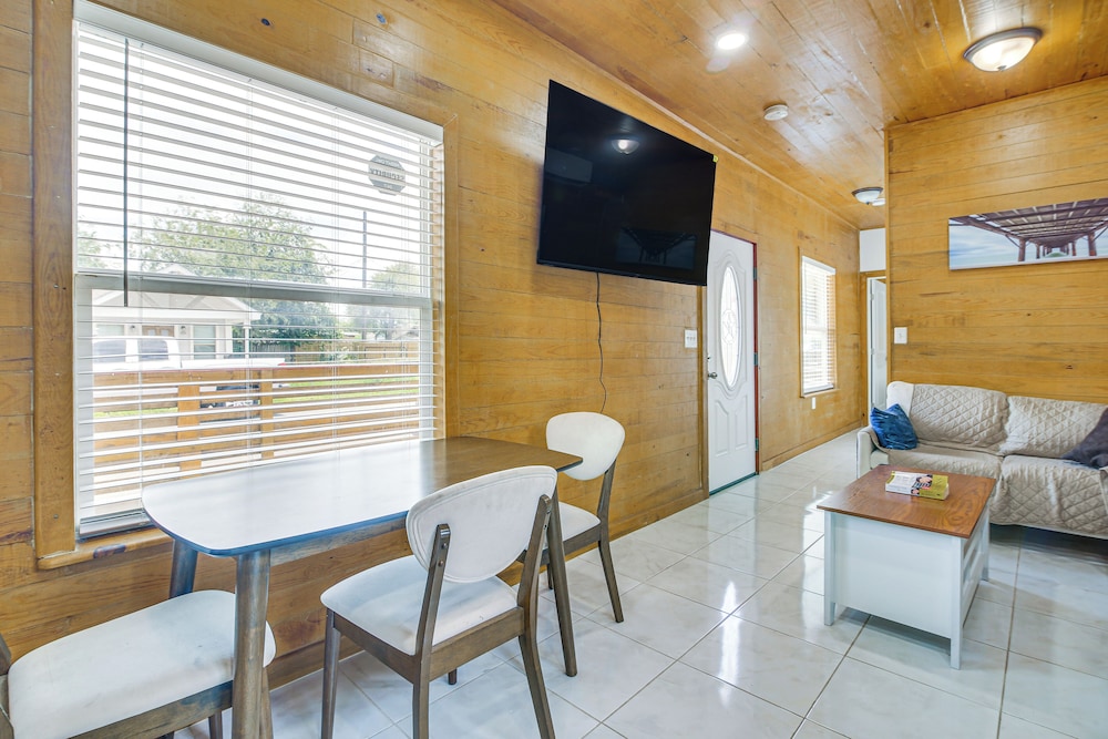 2 Mi to Family Attractions: Brownsville Cottage!