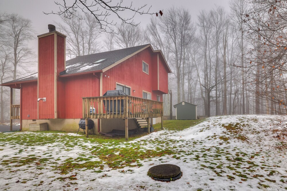 Ski, Hike, Swim & More: Pocono Farms Family Home