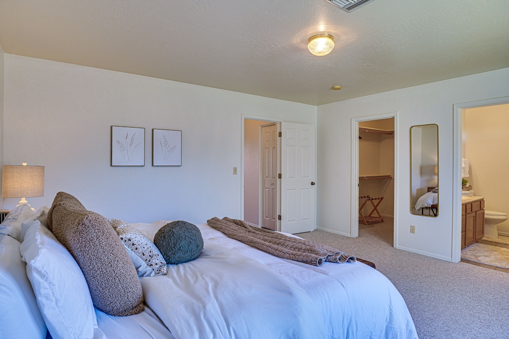 Thatcher Home w/ Fenced Backyard: 3 Mi to Downtown view 4