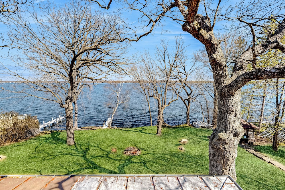 6BR Lakefront Estate w/ Private Piers & Patios