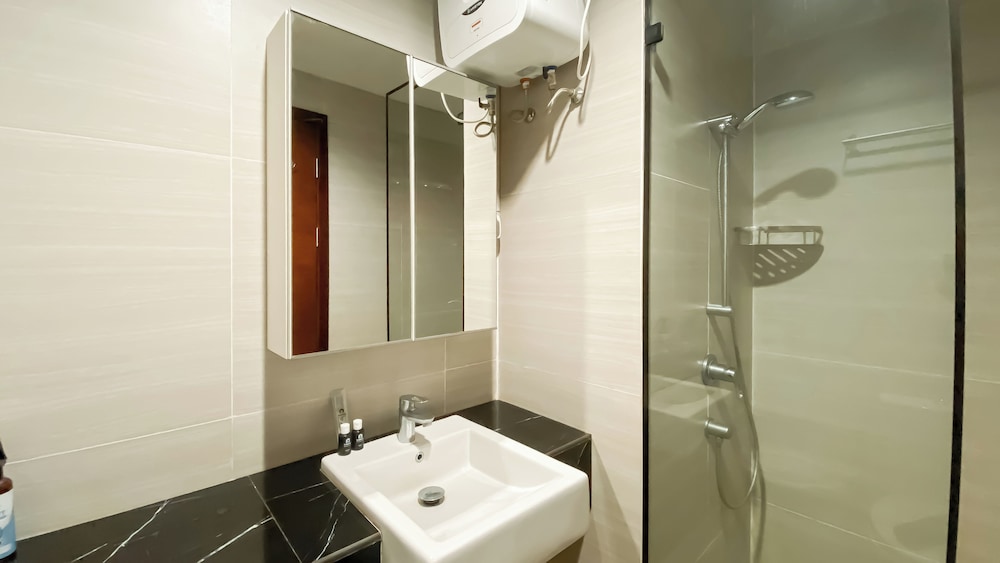 Homey Living Studio At West Vista Apartment