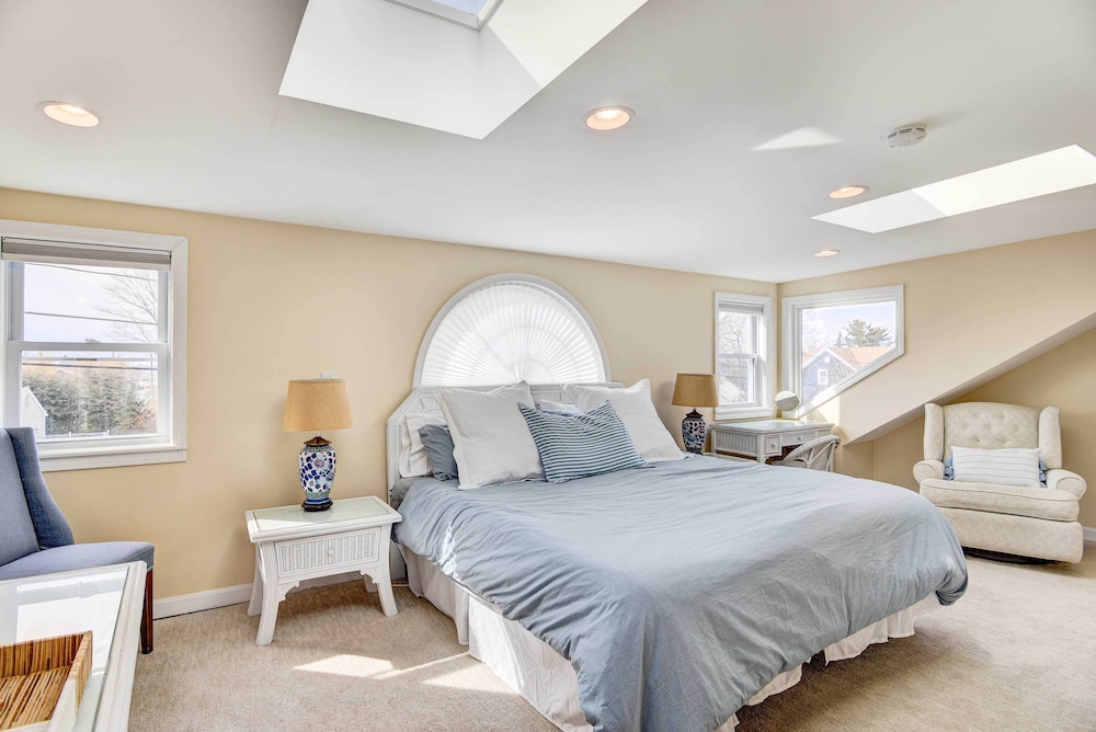 Beautiful Portsmouth Cottage By the Sea w/ Jacuzzi