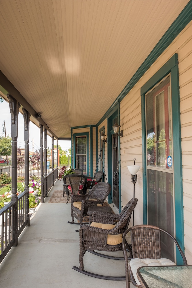 Dennison Street Inn Bed & Breakfast