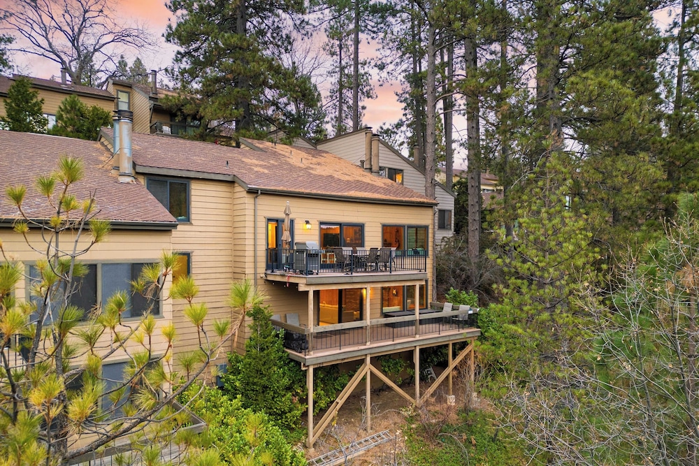 Arrowhead Lakeside Escape by Avantstay 3min Walk to Lake, Private Beach Access