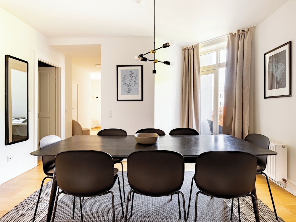 Sanders Shield 2 - 3 Bedroom Apartment With Balcony