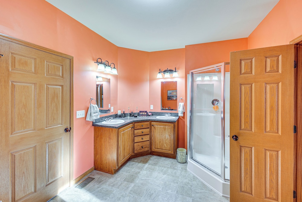 5 Mi to Town: Mtn-view Gem w/ Deck in Hot Springs