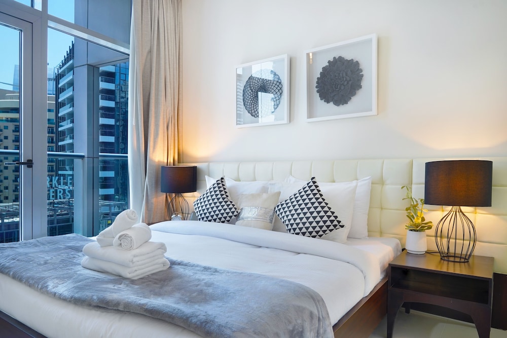 Maison Privee - Beautiful Chic Apt w/Full Marina View Nxt 2 Beach